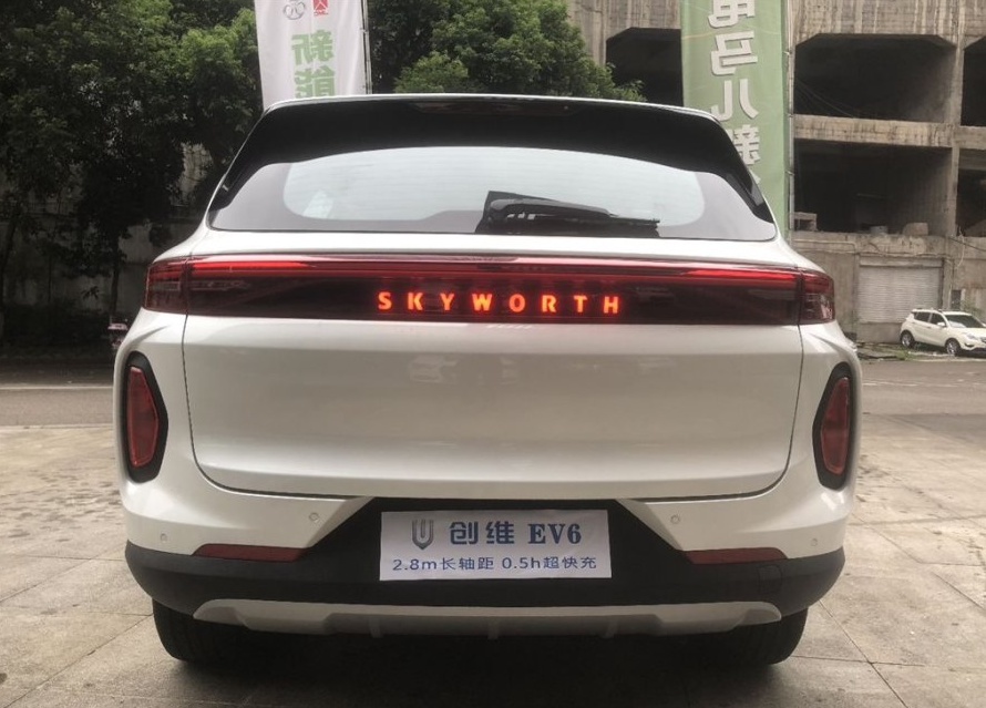 小夥花14萬買輛創維汽車ev6,中型suv,帶激光大燈和水晶延時燈