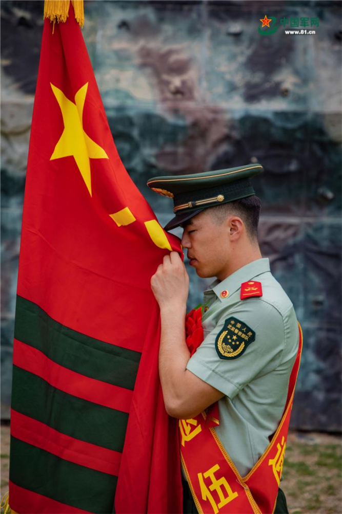 武警部队旗飘扬图片图片