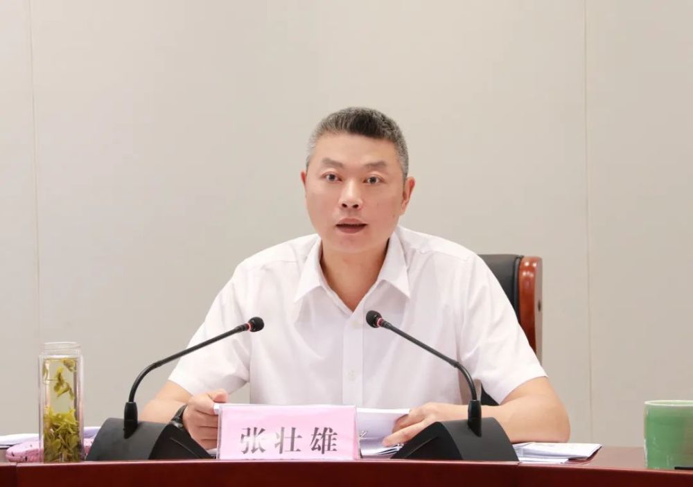 9月22日下午,县委书记张壮雄主持召开县委常委会会议暨"三个争先"赛比