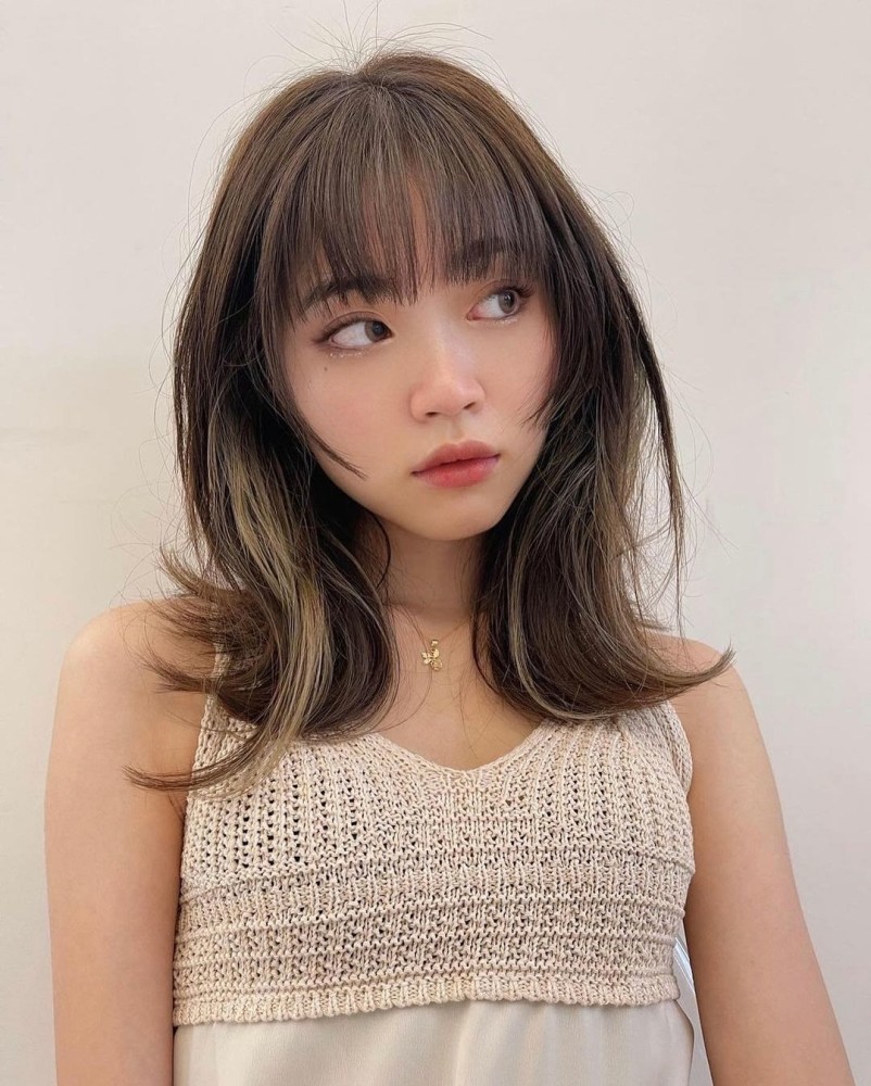 锁骨发还可以在里面加入一些亮色的挑染,看上去很有新意,增加辨识度很