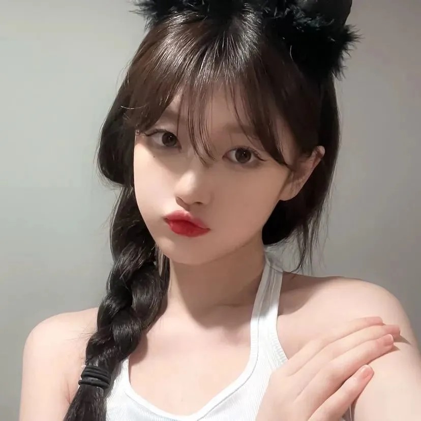 纯欲风女生头像不要和我吵架否则我容易一嘴巴亲过去