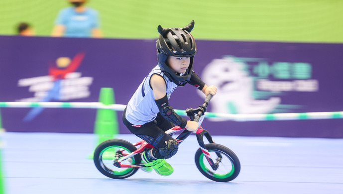 2岁宝宝就能参加体育比赛时髦的幼儿平衡车挖掘每个孩子的信心和勇气