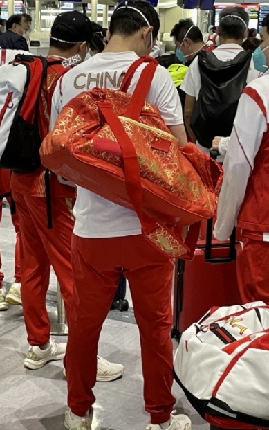 许昕的喜庆背包来参加全运会了网友哥你是来进货金牌的吗