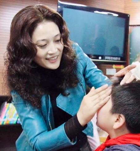 严浩翔让妈妈给同学化妆严妈出场散发贵气精致的像童话公主