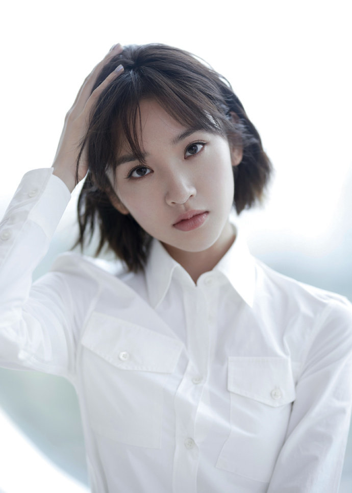 唐艺昕穿衬衫裙恬静清新纯白色大片极简明媚