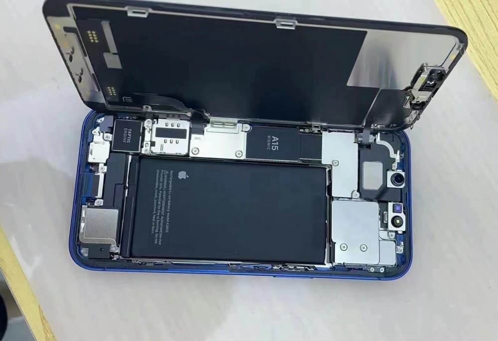 iphone13首张拆解图曝光:a15芯片不再夹心设计,震动马达变小