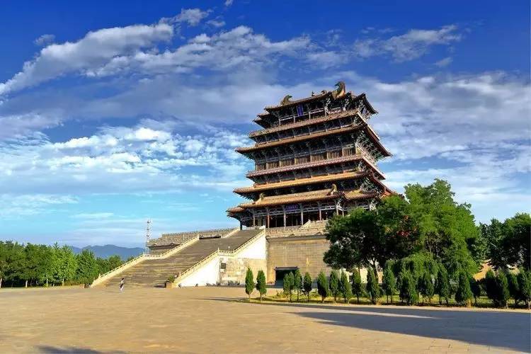 永濟市有鸛雀樓五老峰普救寺等風景名勝吸引了大量遊客