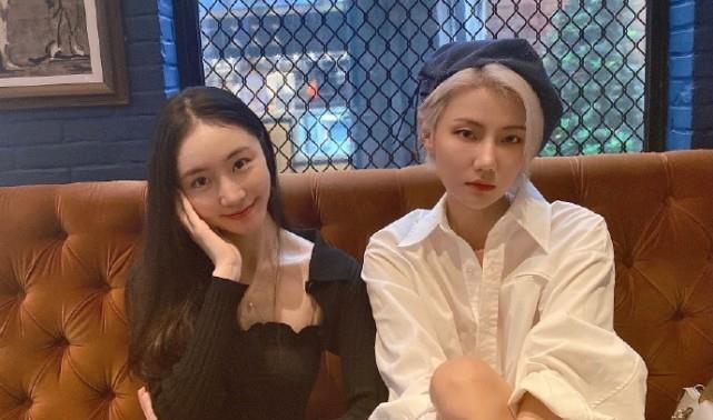 霍尊和现任女友合照公开,王萌晒陈露甜美近照,歪头微笑心情佳