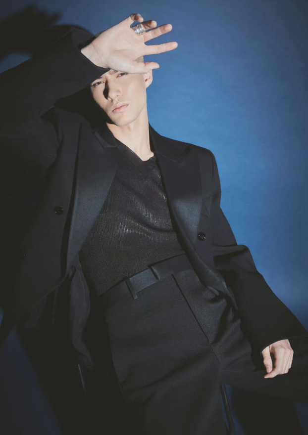 米卡不愧是硬照天才黑西装彰显挺拔身姿低调沉稳尽显绅士儒雅