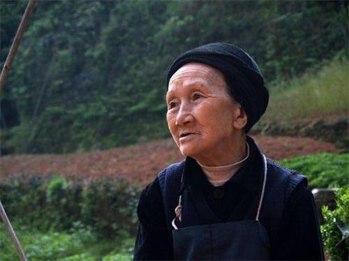 19岁青年和29岁寡妇隐居山林,50年凿出6千级天梯,今成著名景点