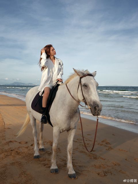 又美又飒傅菁晒身骑白马写真大片直呼想做自己的白马王子