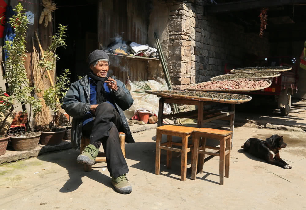 东北老人拿着古画上交,一看文物"落款",专家:敢问先祖是?_腾讯新闻