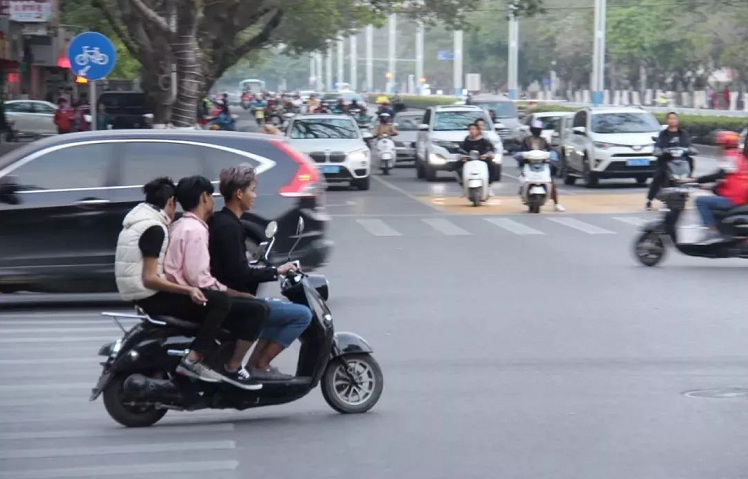 電動摩托車也是摩托車為什麼卻不能在機動車道行駛真的公平嗎