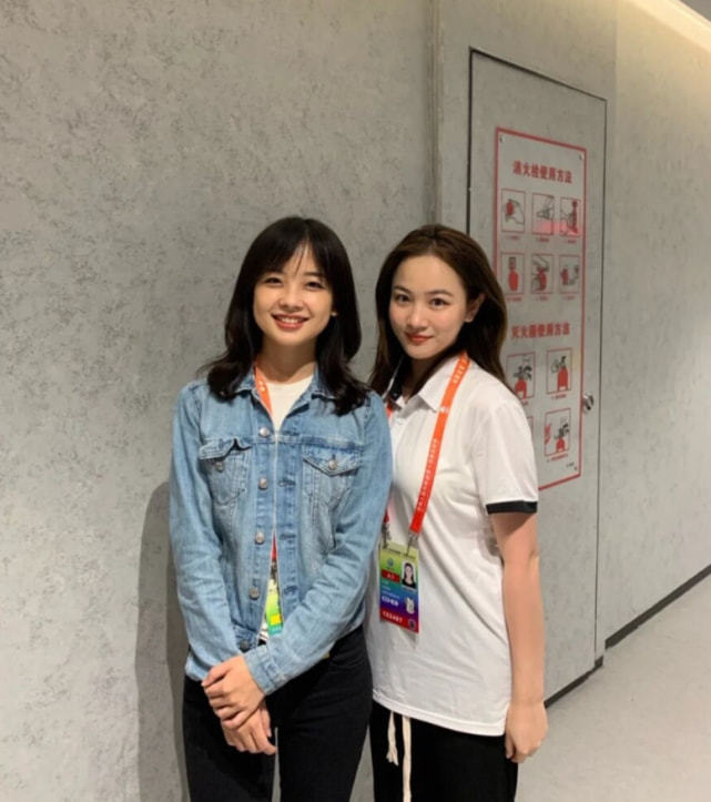 网友晒与王冰冰合照,无美颜滤镜下王冰冰笑容甜美,头却很大像开了大头