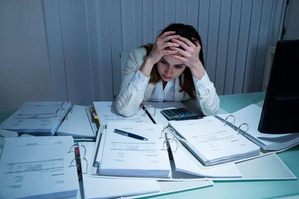 的一些评论和看法,一旦是不好的,就会使得这类人陷入自责,苦闷的情绪