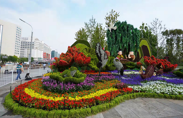 快来打卡!西单十字路口东北角,"和谐共生"主题花坛主体亮相