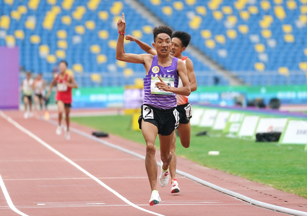 9月23日,西藏队选手多布杰在比赛后,他以13分49秒16的成绩夺冠.