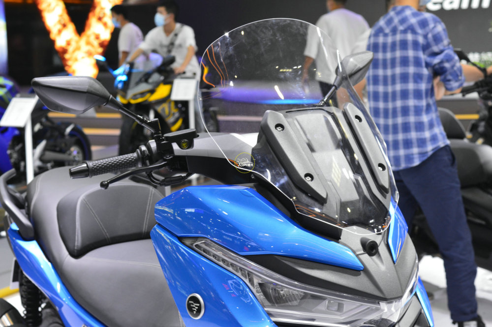 重庆摩博会回顾丨隆鑫350t大踏板亮相浓浓的宝马血统