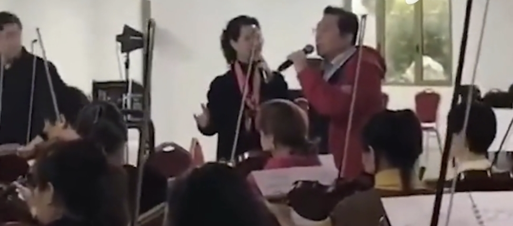 李双江现身高档聚会，与小27岁娇妻表演黄梅戏，夫妇状态显年轻