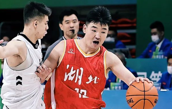 狂轰59分20板男篮2神射手打嗨了湖北赚了或压哨晋级四强