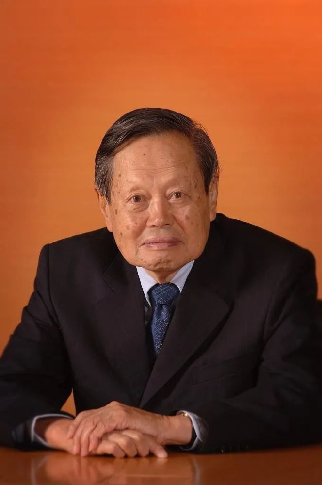 物理学家杨振宁携妻子翁帆在清华过100岁生日并发表百岁生日演讲