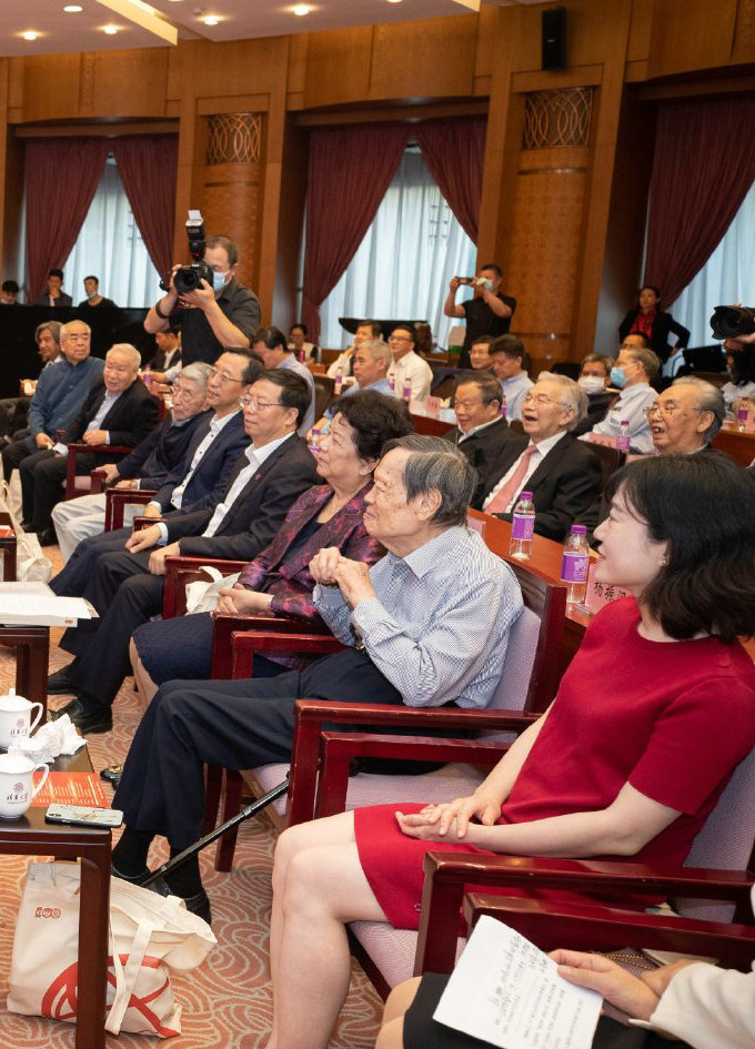 杨振宁迎100岁虚岁生日翁帆为丈夫庆生一袭红裙风韵犹存