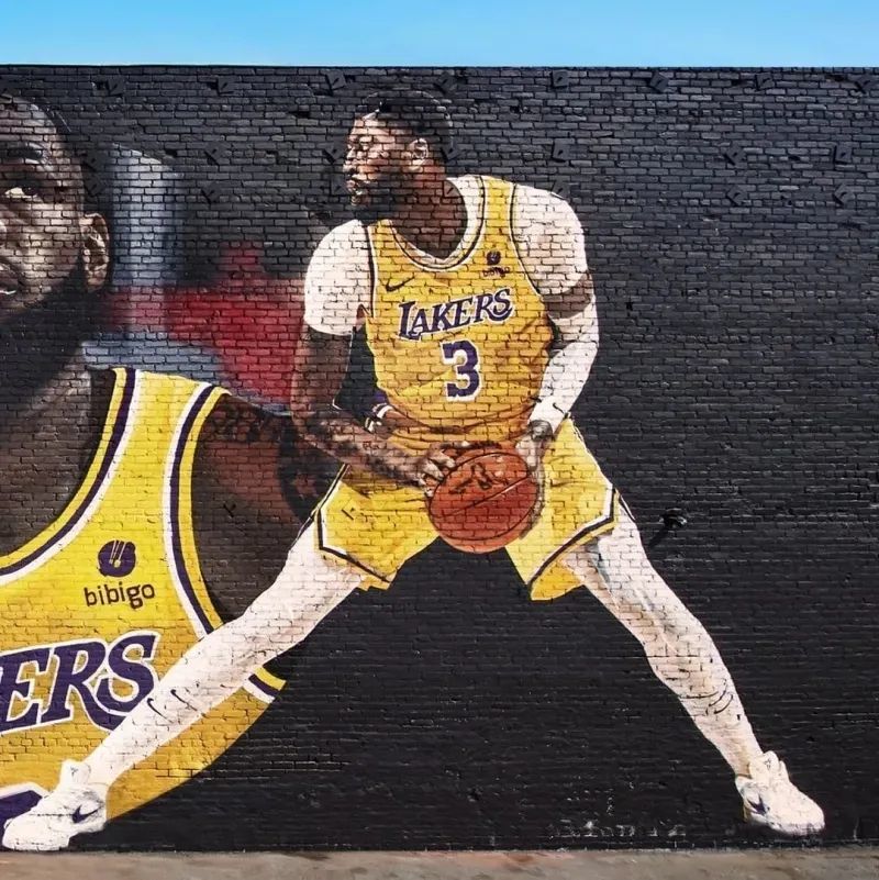 360组合湖人晒三巨头洛杉矶街头巨幅壁画