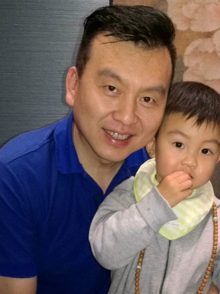 主持人张泽群现身医院为脑梗母亲唱歌曾被造谣3次求婚董卿