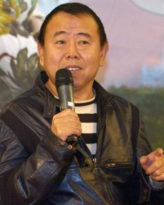 那時一位個子不高,卻表演精湛的男演員首次引起大家的注意,他與身邊的