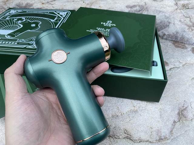 草绿色礼盒外包装,表面有卡其色的图案和烫金logo,设计得非常有档次