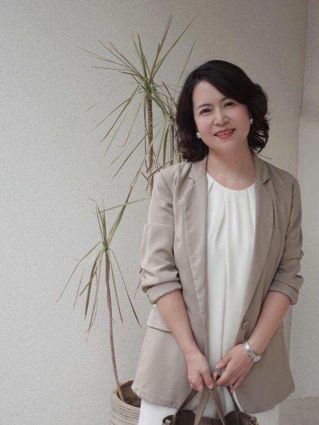 这才是50岁普通女性的穿衣典范,优雅高级显气质,岁月从不败美人