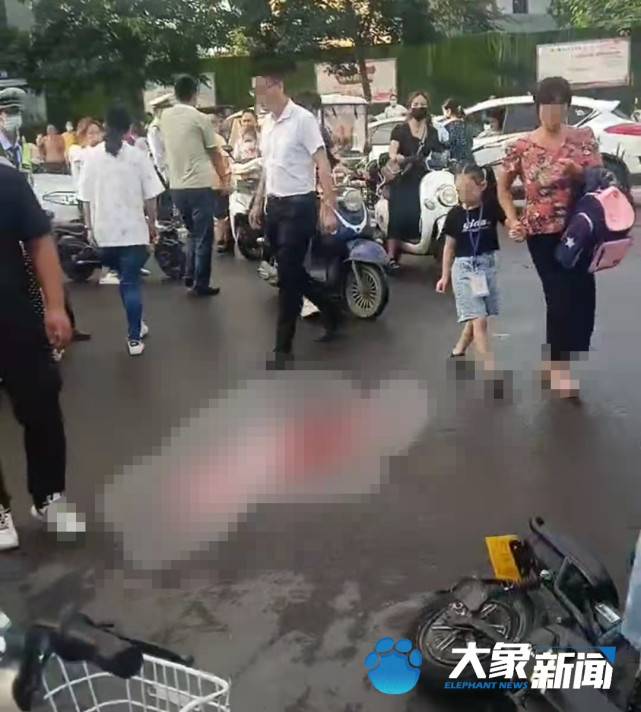 平顶山一小学门口发生车祸 ，2名孩子卷入车底，其中一人仍在重症监护室