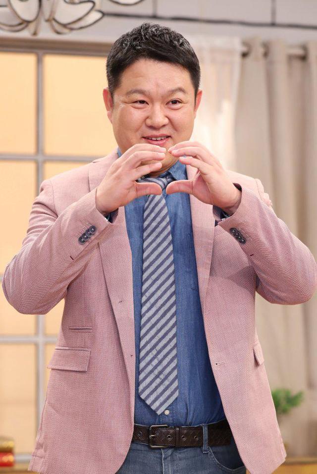 51岁韩国知名笑星喜迎二胎二婚妻子小他23岁23岁大儿子已出道