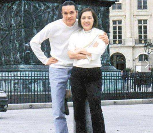 1999年宝咏琴单方面宣布分手前男友追讨39条内裤11亿服务费