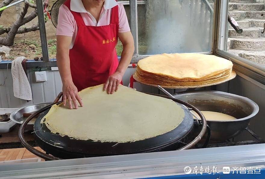 玉米丰收季泰安梨园人家石磨煎饼正当时