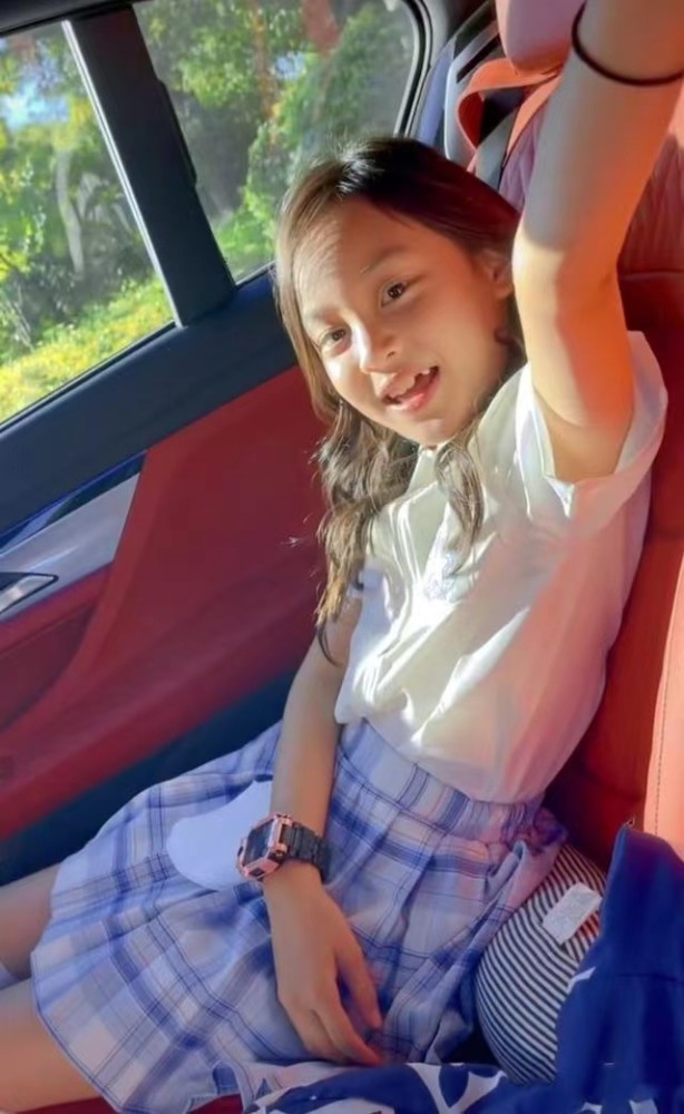 甜馨终于长大了穿上jk很漂亮白色衬衫温婉文静