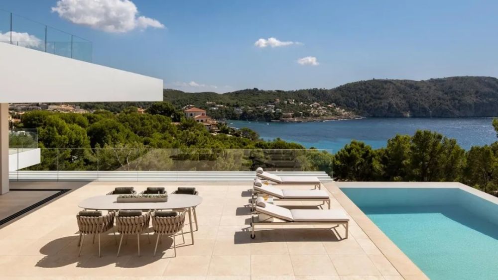 建在山上的地中海别墅大露台游泳池玻璃墙纵览壮观海景