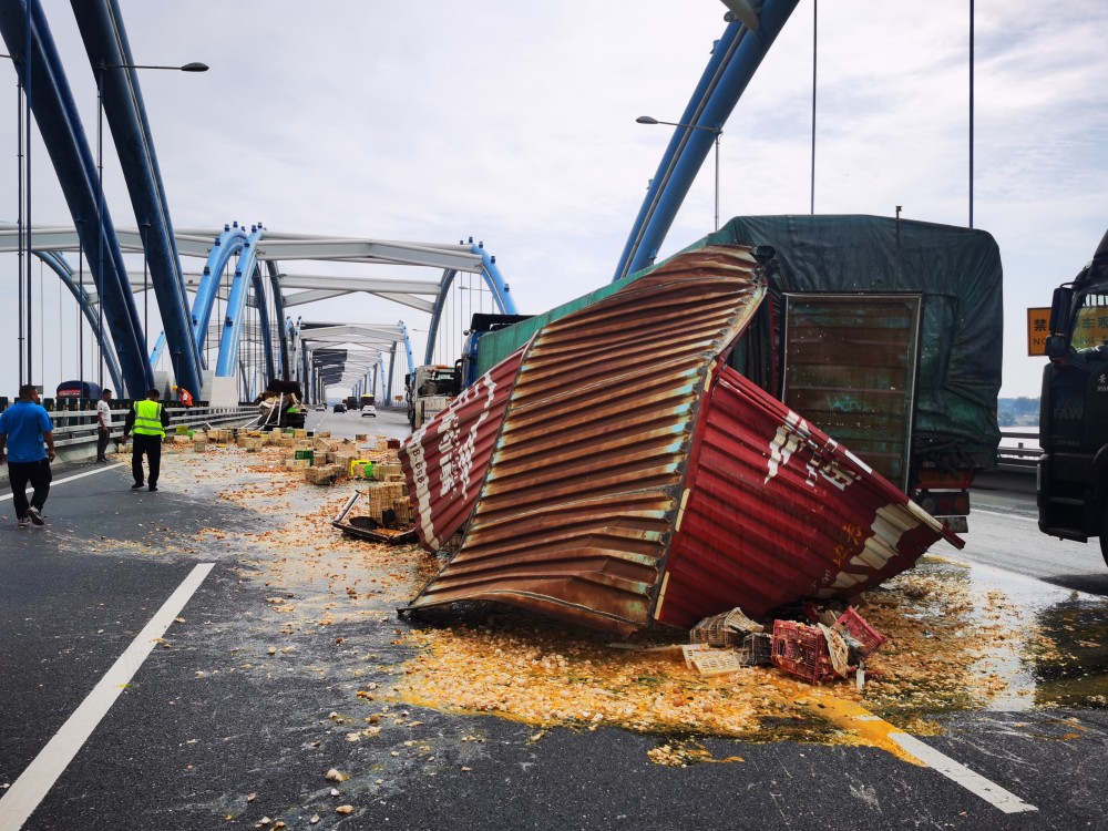 超载货车为避让故障车辆猛打方向3吨鸡蛋破损流成河