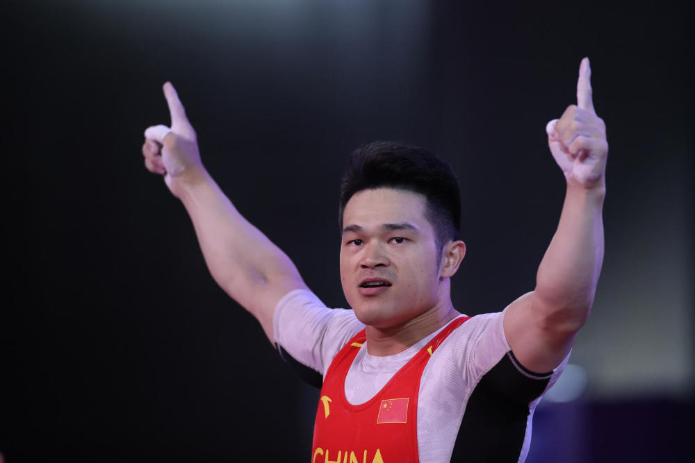 新华社西安9月22日电 如在东京奥运会上一样,夺冠后的石智勇在举重台