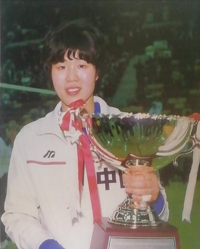 为了谋生,他开始了自己的"打工生涯":年轻时在欧洲踢球,积累经验后