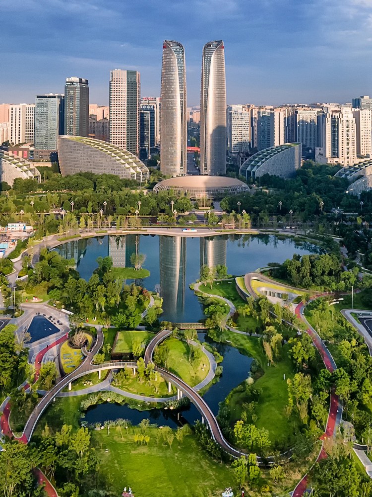 活动现场还展出了50幅优秀摄影作品,内容涵盖了:成都道路绿化,立体