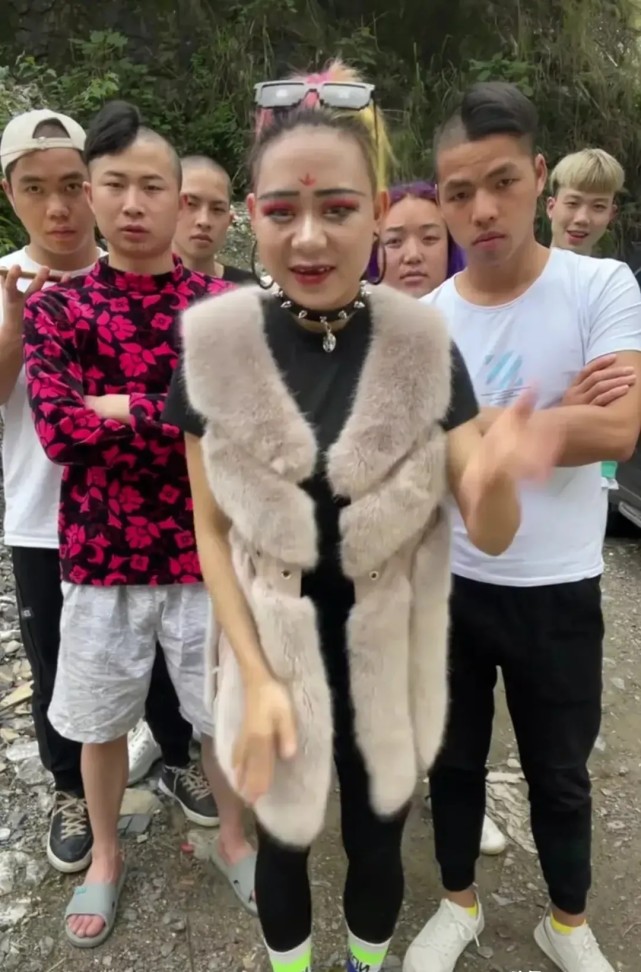 网红贵州牙妹被封号靠恶搞扮丑圈粉30万为红曾打掉了两颗门牙