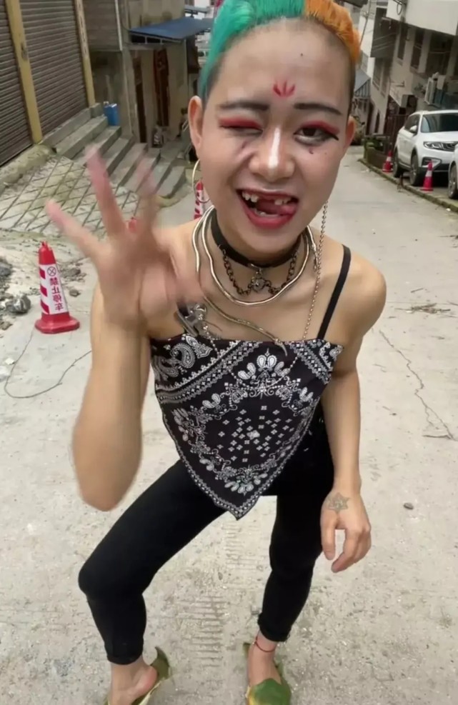 网红贵州牙妹被封号靠恶搞扮丑圈粉30万为红曾打掉了两颗门牙