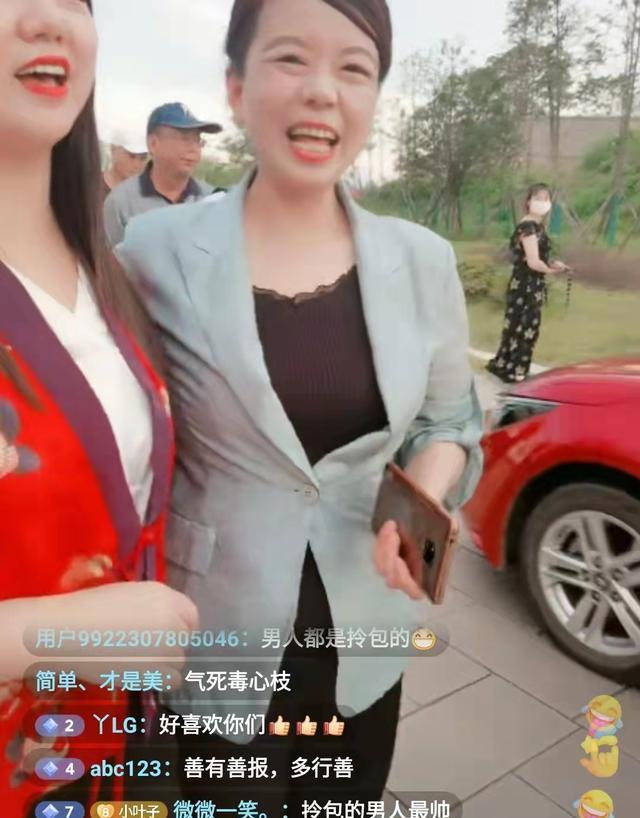 许敏庭审后赶回家乡九江和潘律吃饭游湖姚爸在旁边为许妈拿包