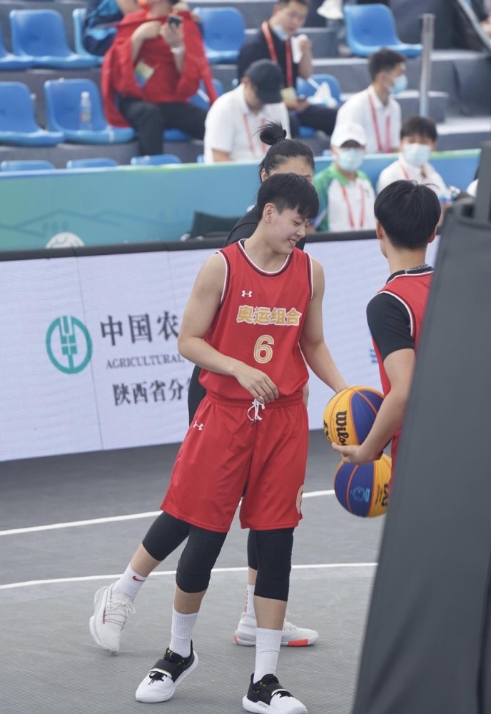 杨舒予绝杀 中国三人女篮22 4蹂躏广东 四连胜 金牌板上钉钉 全网搜