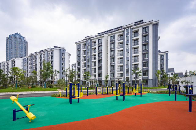 小区共新建7 1层住宅楼13幢,阜湖苑二区动迁安置小区东侧与江南大厦一