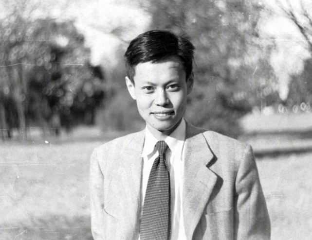 一年后,杨武之改到清华大学任教,杨振宁和母亲也因此搬到北京生活,并