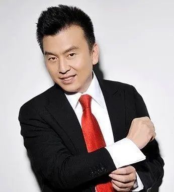 央视主持人病房高歌引争议,其母6年前患脑梗,至今仍说话困难