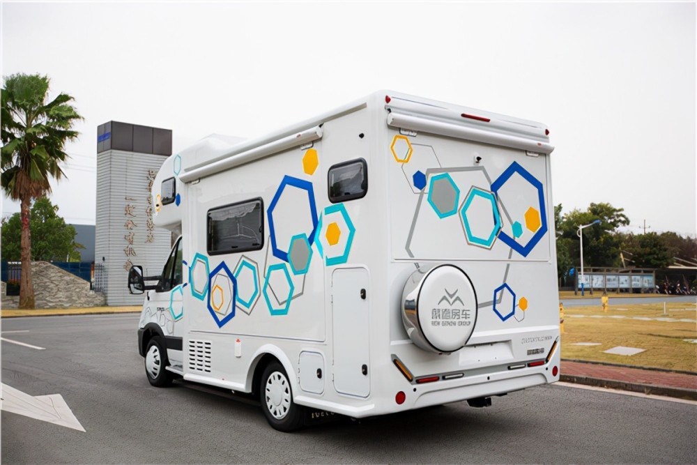 戴德自由风双拓展四季房车,65.8w起供您七天无忧用电