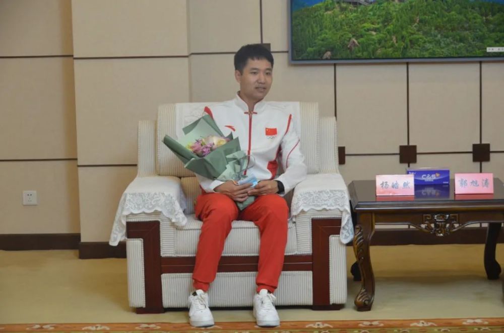 向培养输送单位承德体育运动学校颁发奖励金30万元,向运动员启蒙教练